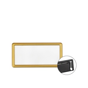 Targhetta portanome rettangolare in metallo color oro opaco, fissaggio tramite spilla, 6,9 x h 3,4 cm